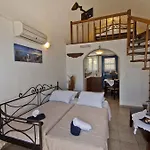 Golden East * Imerovigli (Santorini)