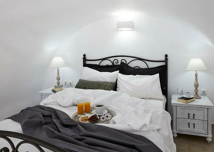 غولدين إيست *