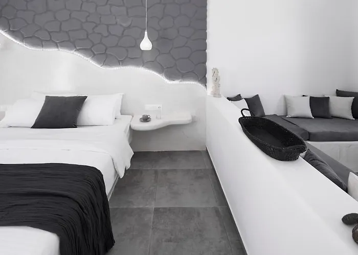 Golden East * Imerovigli (Santorini)